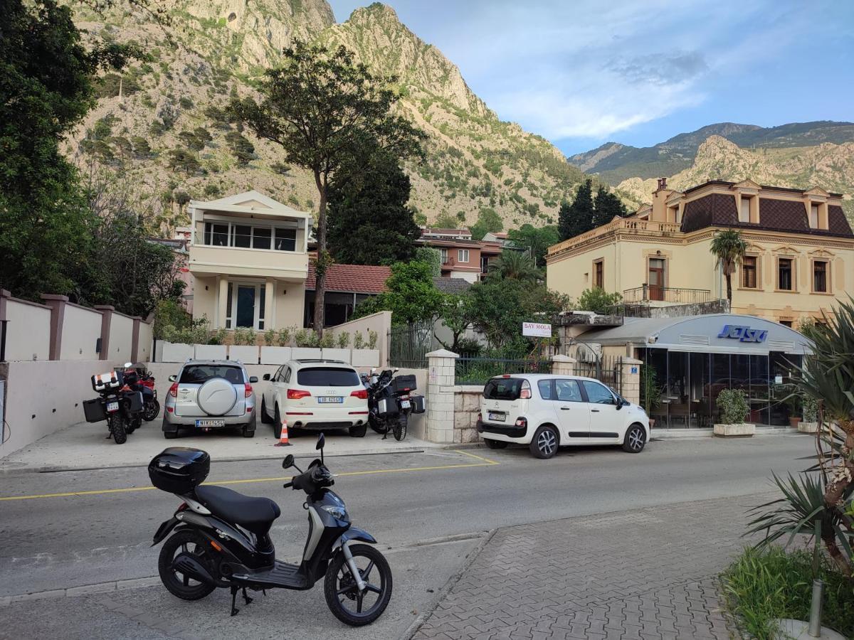 Bay Mola Aparts Kotor Exteriör bild